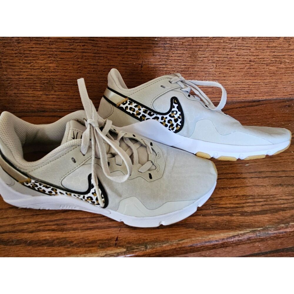Nike Legend 2 leopard Swoosh - Size 7